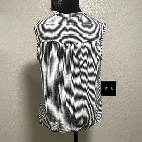 Old Navy Grey/white Pinstriped Sleeveless Button Down Top Size Medium - Picture 4 of 5